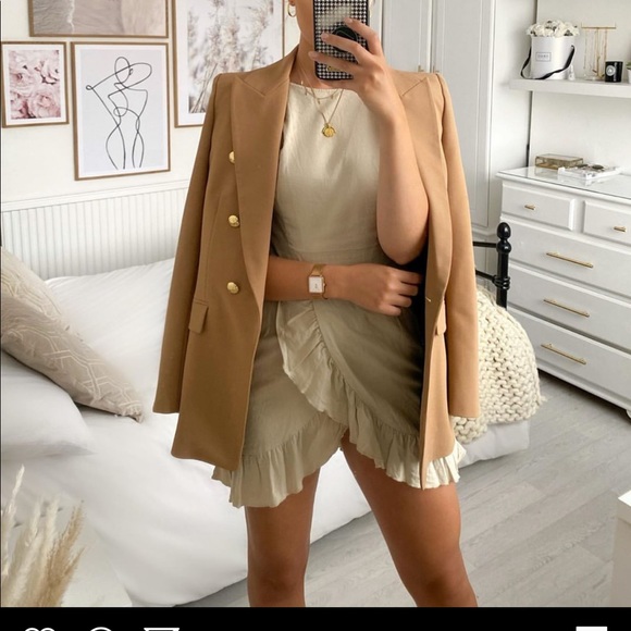 ✨BLOGGER FAV✨ Zara Blazer with Buttons - Picture 3 of 11